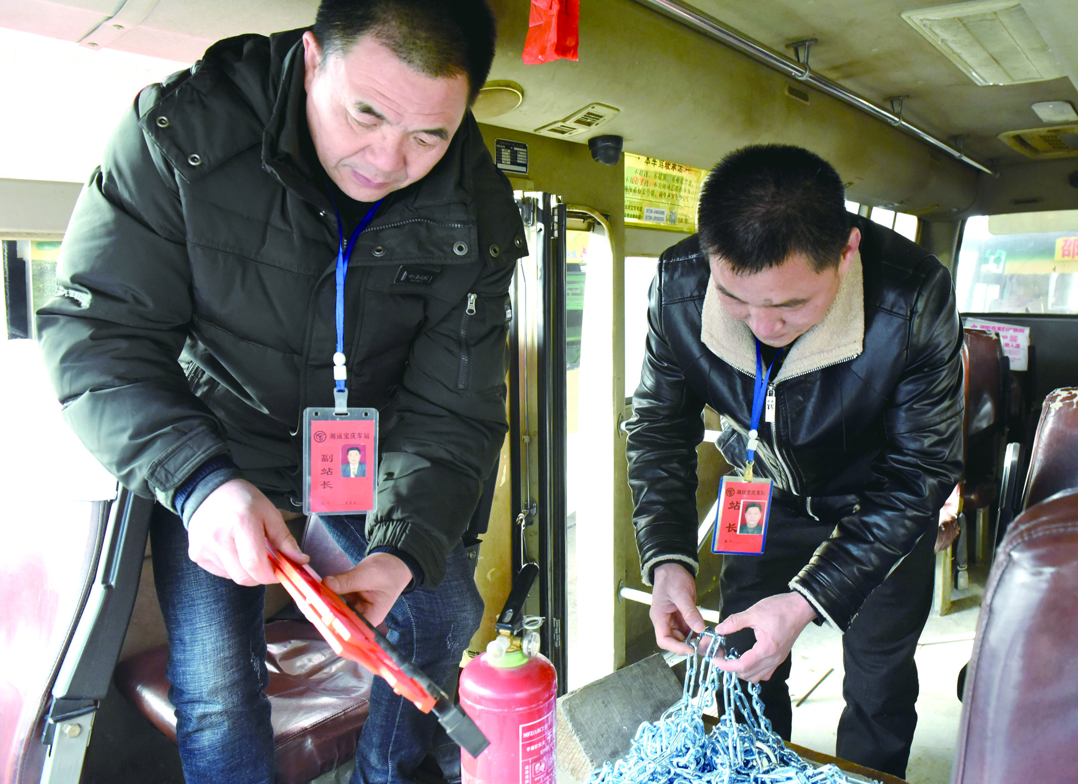 2月8日，市寶慶汽車站工作人員正在營運(yùn)車上檢查應(yīng)急設(shè)施及器材是否齊全有效