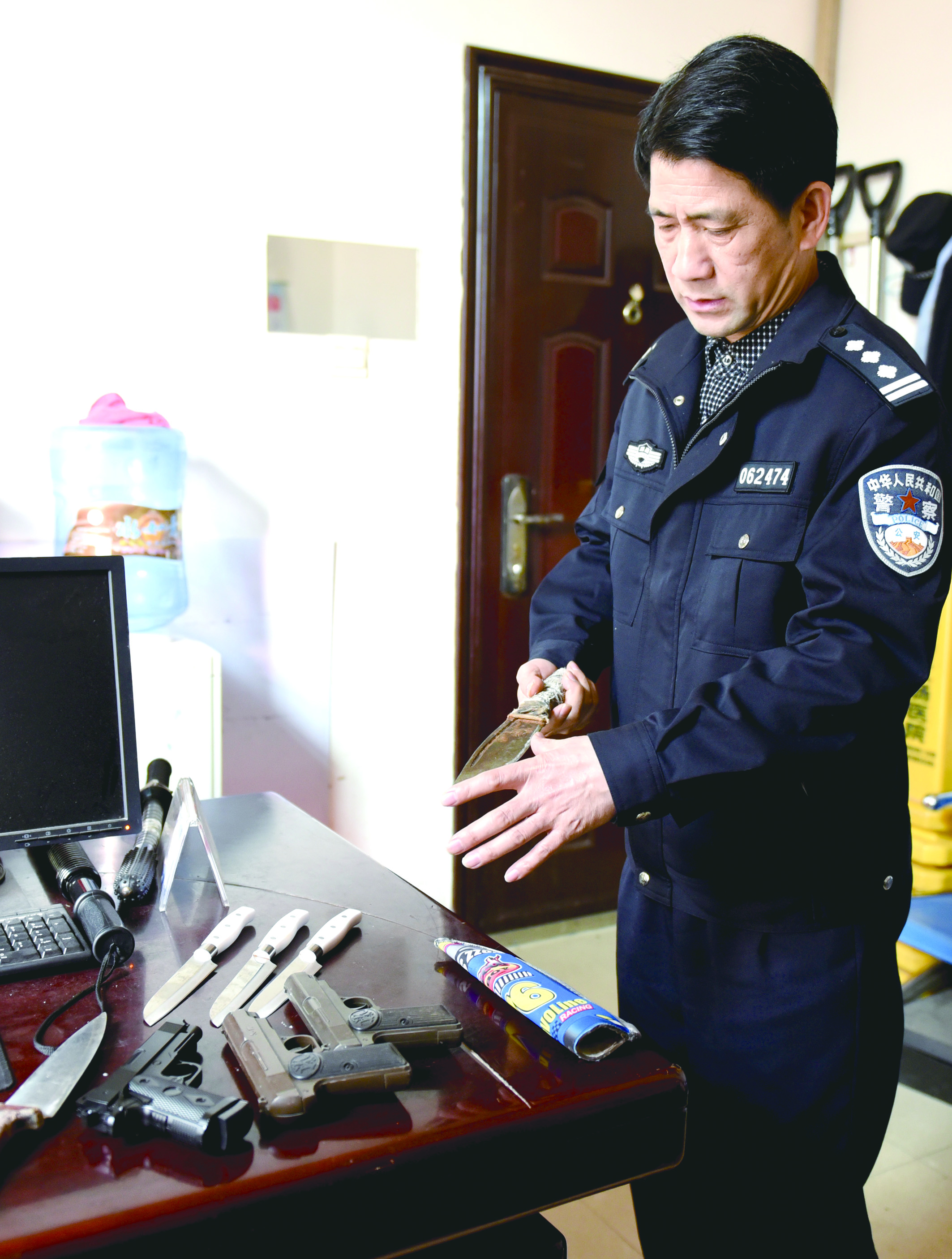 3月12日，邵東汽車西站警務(wù)室民警正在對(duì)所查獲的違禁品進(jìn)行清點(diǎn)