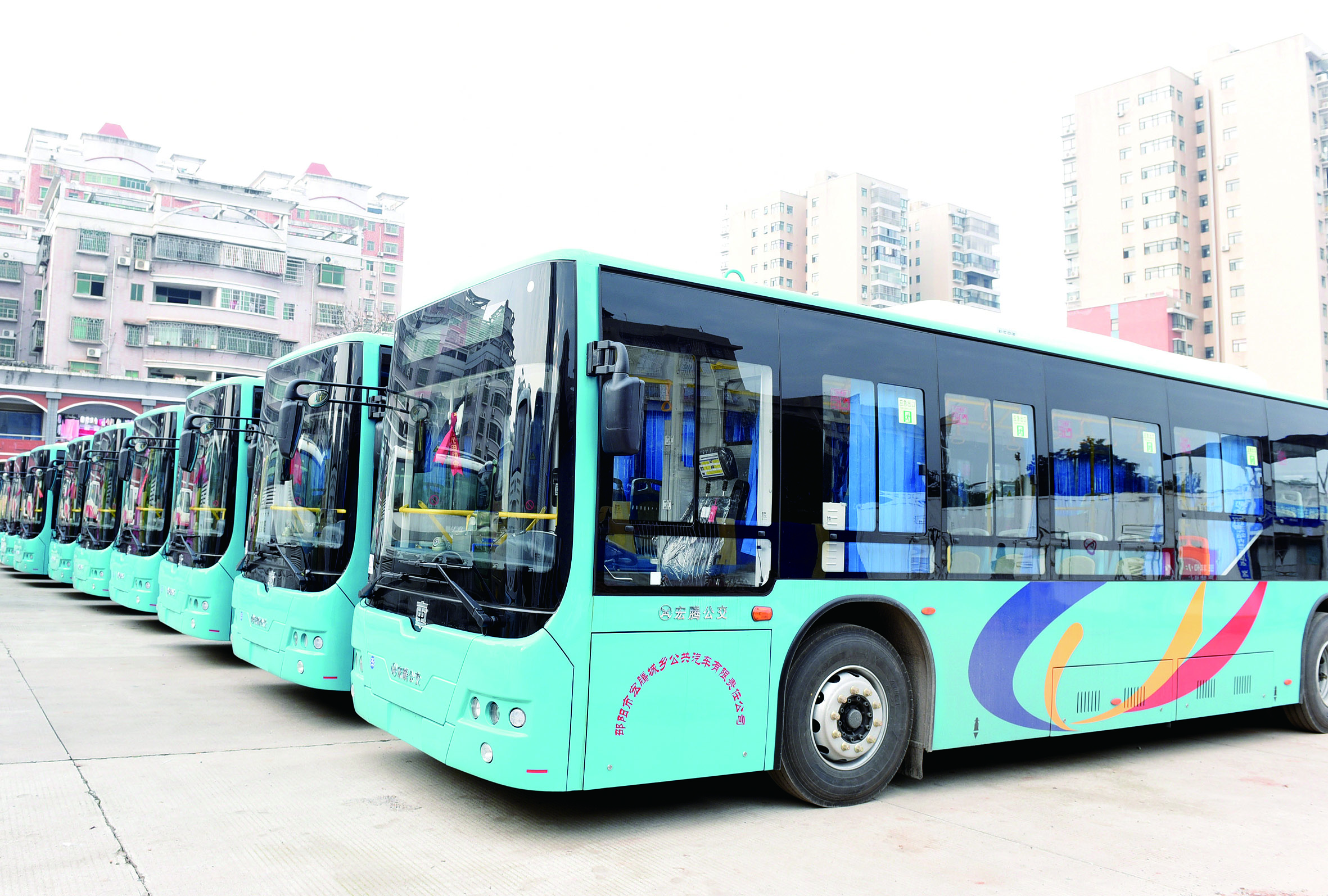 2月26日，筆者在宏騰城鄉(xiāng)公共汽車公司偌大的停車坪見到，其30輛公交車輛成一字型排列整裝待發(fā)。
