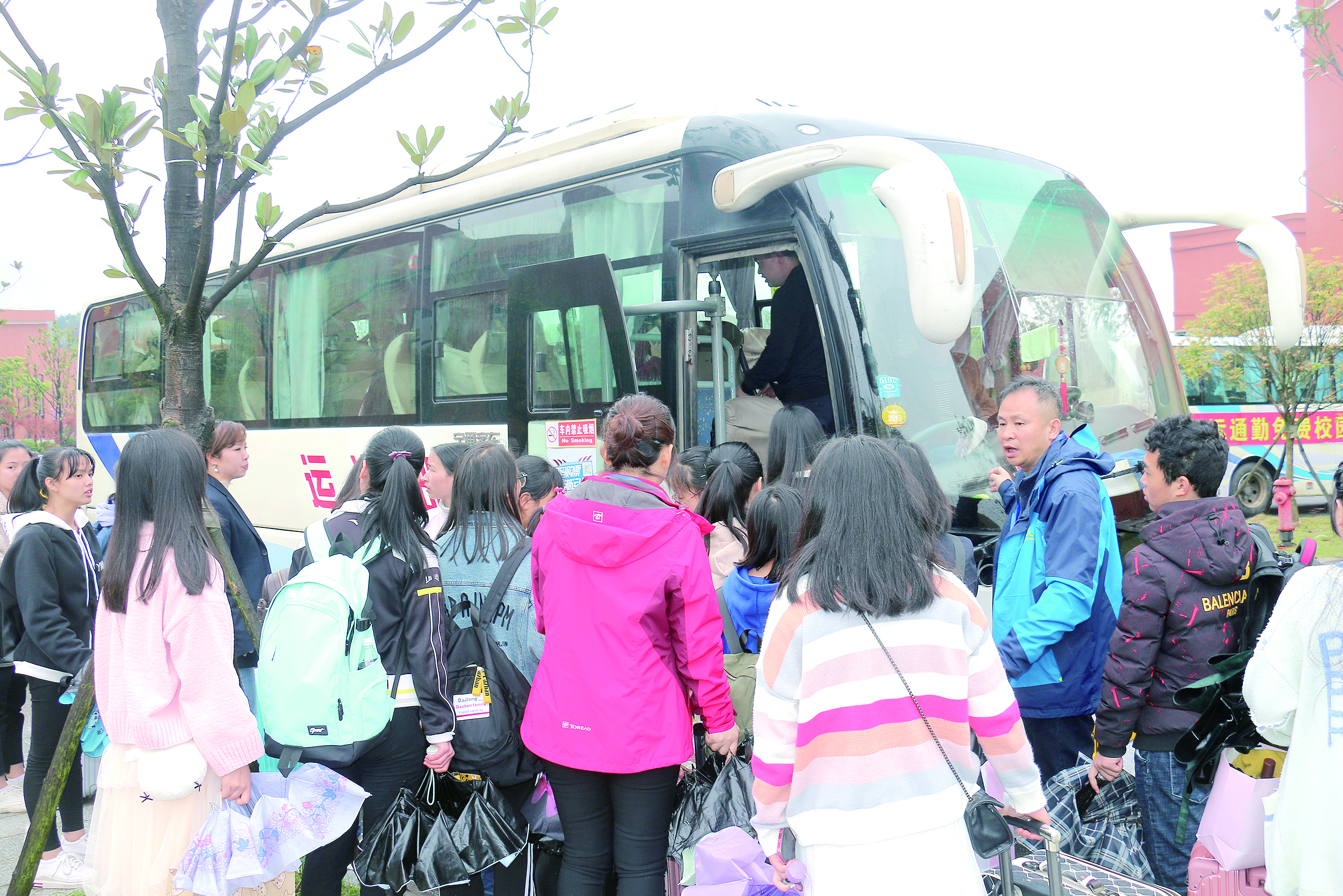 4月2日16時許，集團公司董事、邵陽客運分公司經(jīng)理王超正在組織學(xué)生上車。